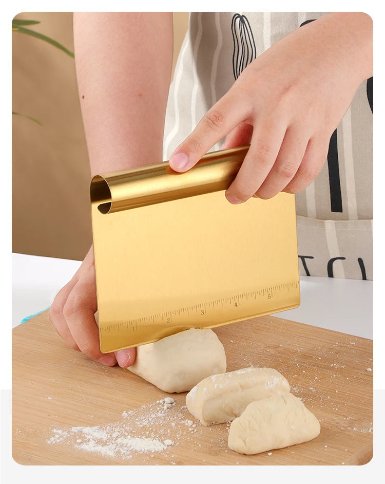 Coupe-pâte multifonction – Découpe & raclage